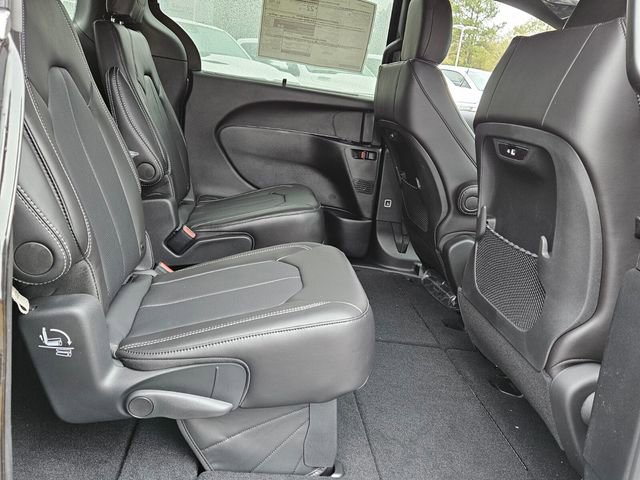 New 2026 Chrysler Pacifica Select image 15