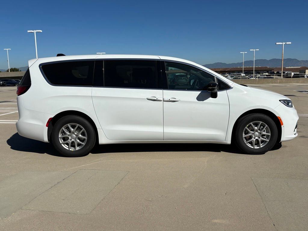 New 2026 Chrysler Pacifica Select FWD image 2