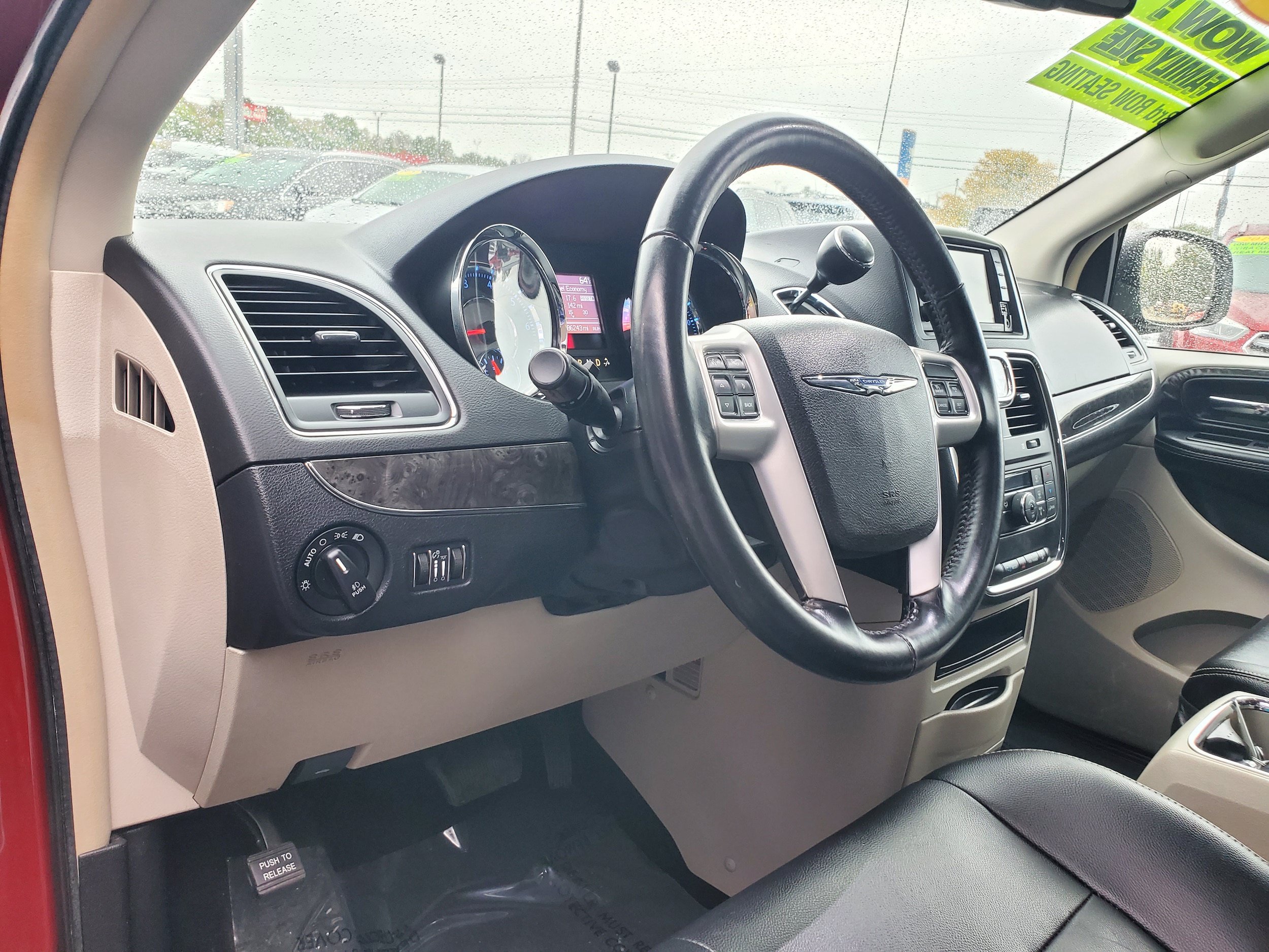 Used 2016 Chrysler Town & Country Touring FWD image 12