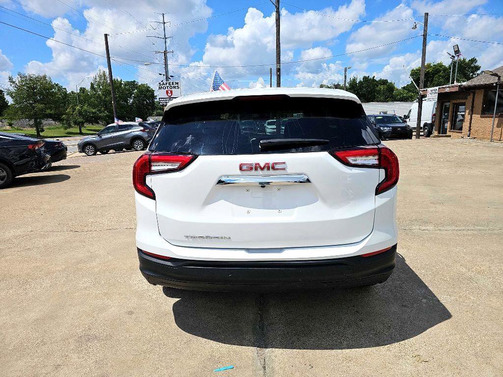 Used 2024 GMC Terrain SLE image 2