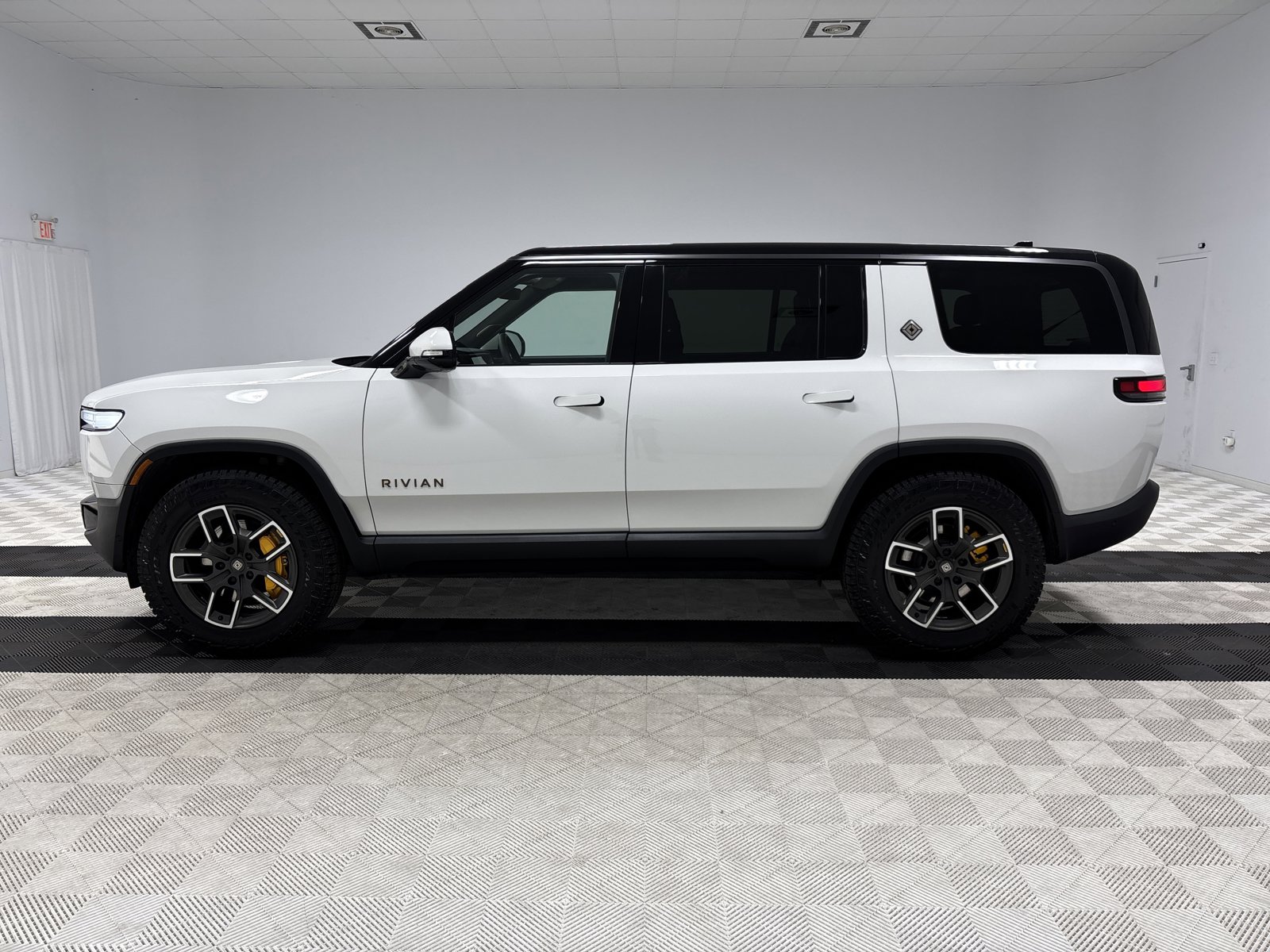 Used 2025 Rivian R1S Premium image 2