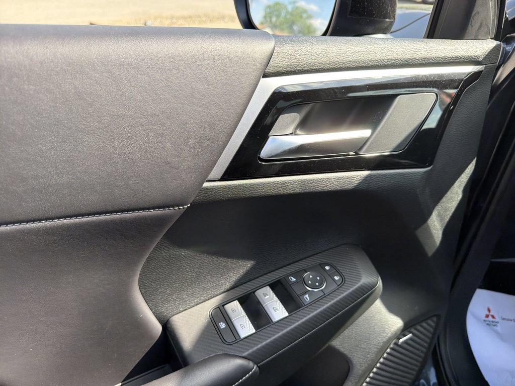 New 2026 Mitsubishi Outlander LE AWD/4WD image 15