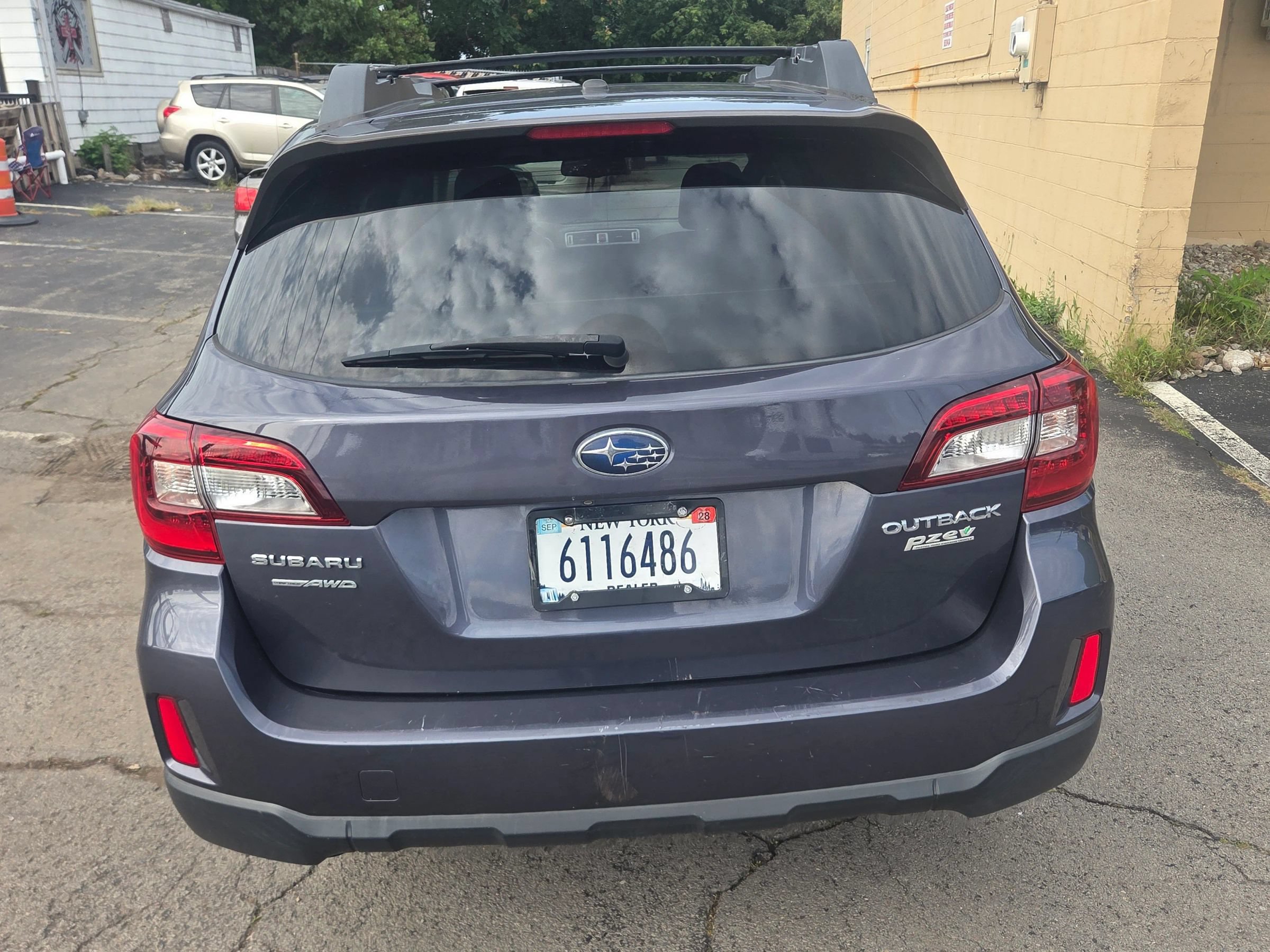 Used 2015 Subaru Outback 2.5i Premium AWD/4WD image 5