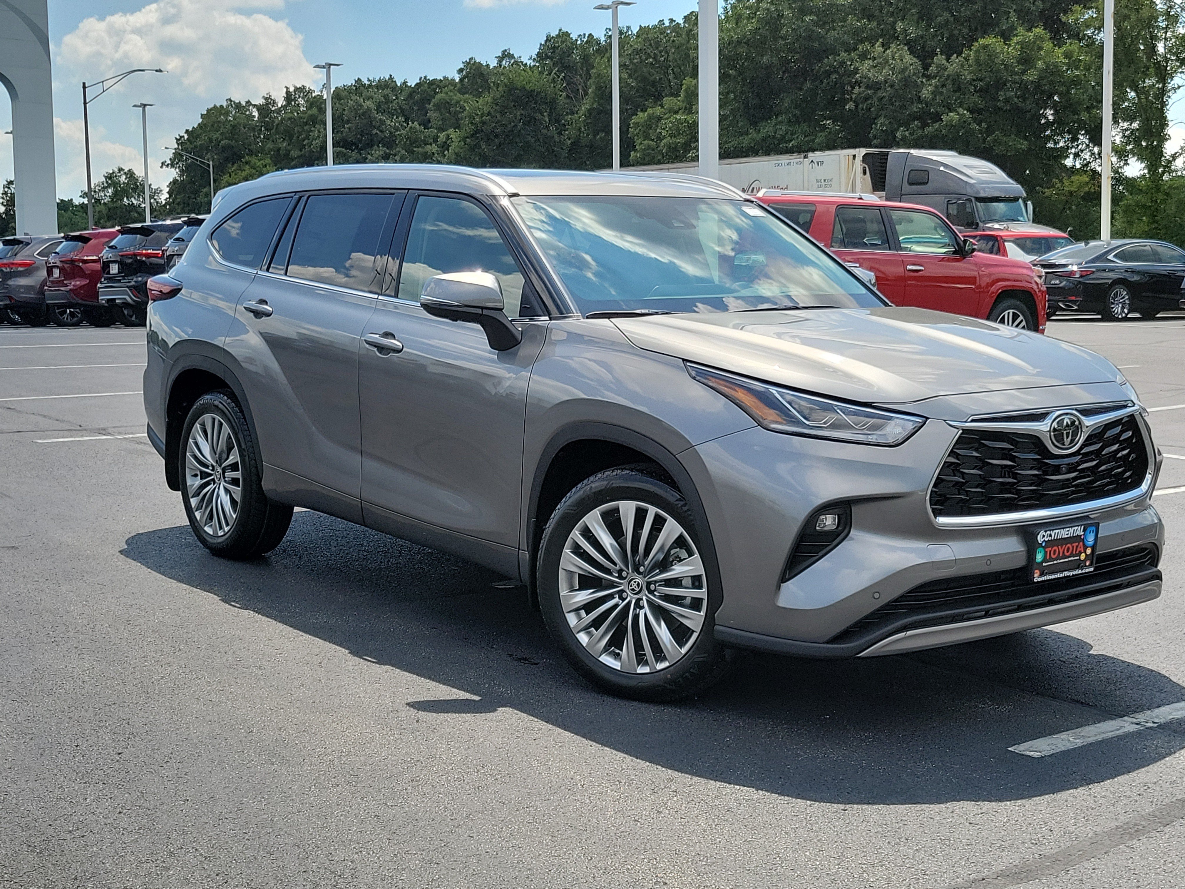 New 2026 Toyota Highlander Platinum AWD/4WD image 1
