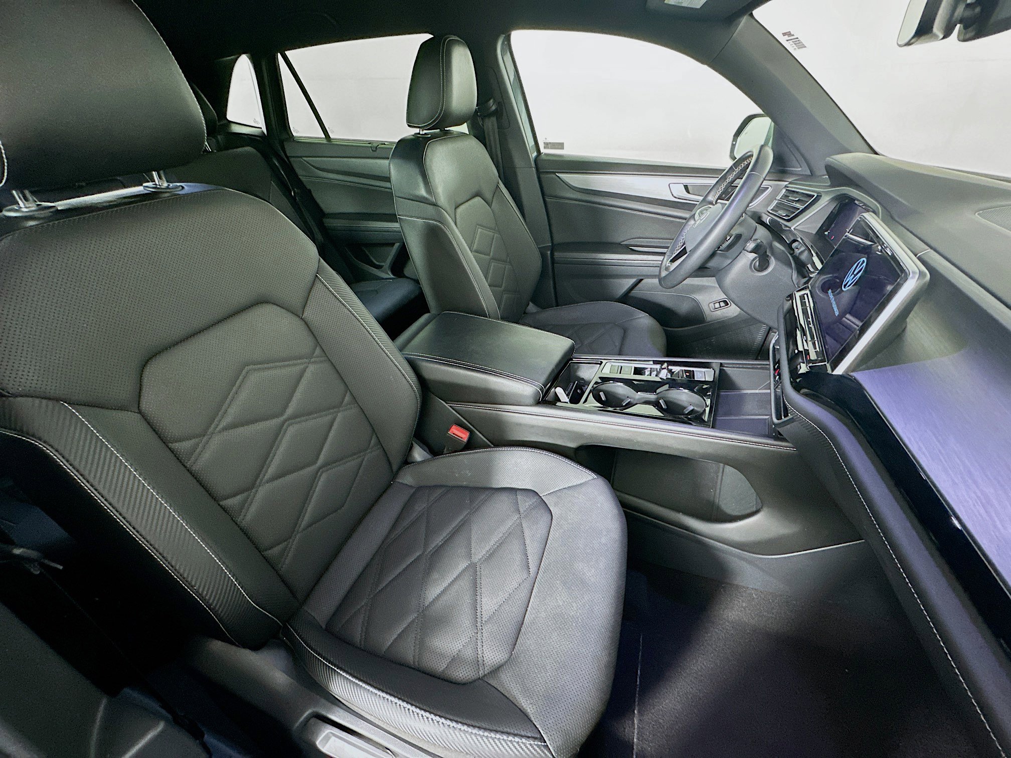 Used 2024 Volkswagen Atlas Cross Sport SE image 32