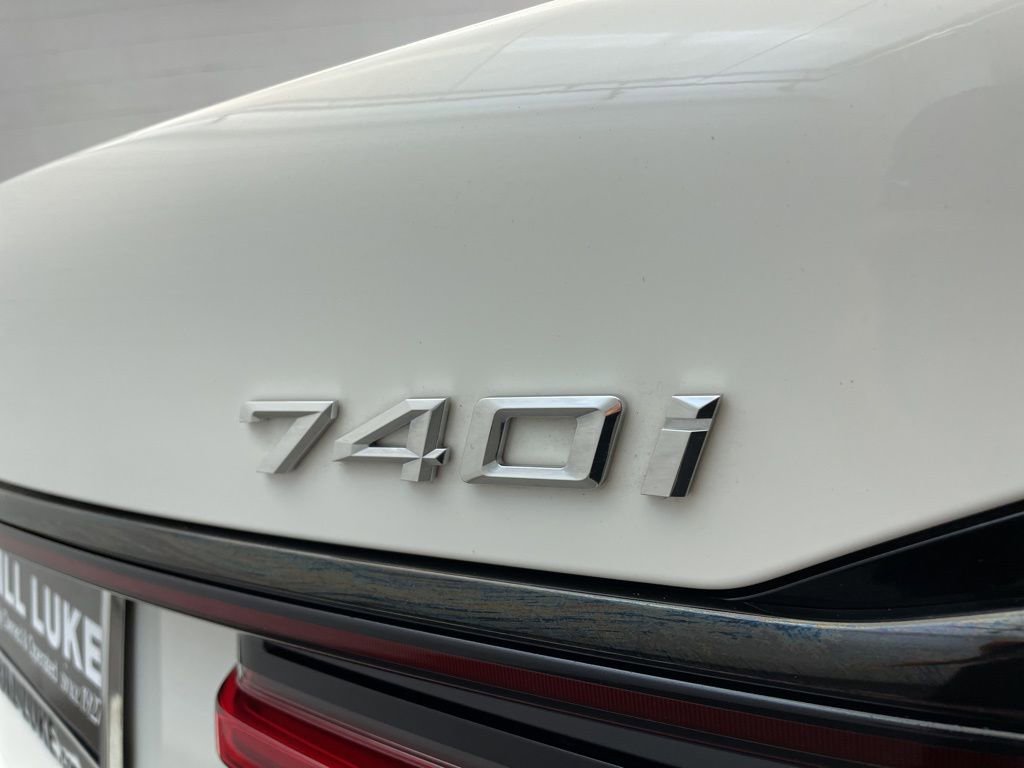 Used 2021 BMW 740i w/ M Sport Package RWD image 7