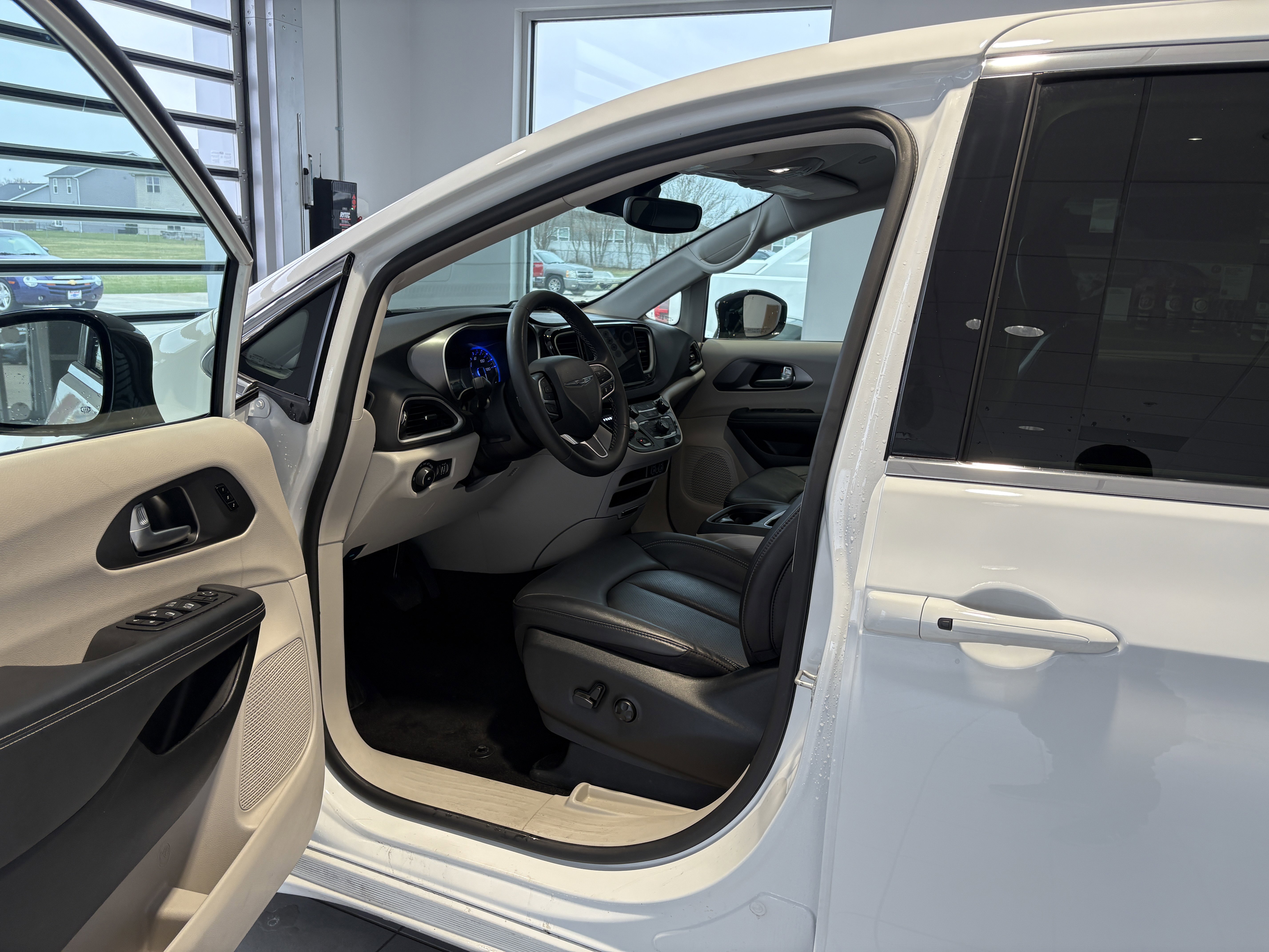 Used 2024 Chrysler Pacifica Touring-L image 9