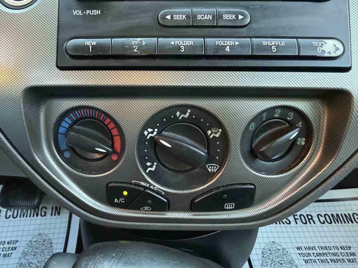 Used 2005 Ford Focus SES FWD image 19