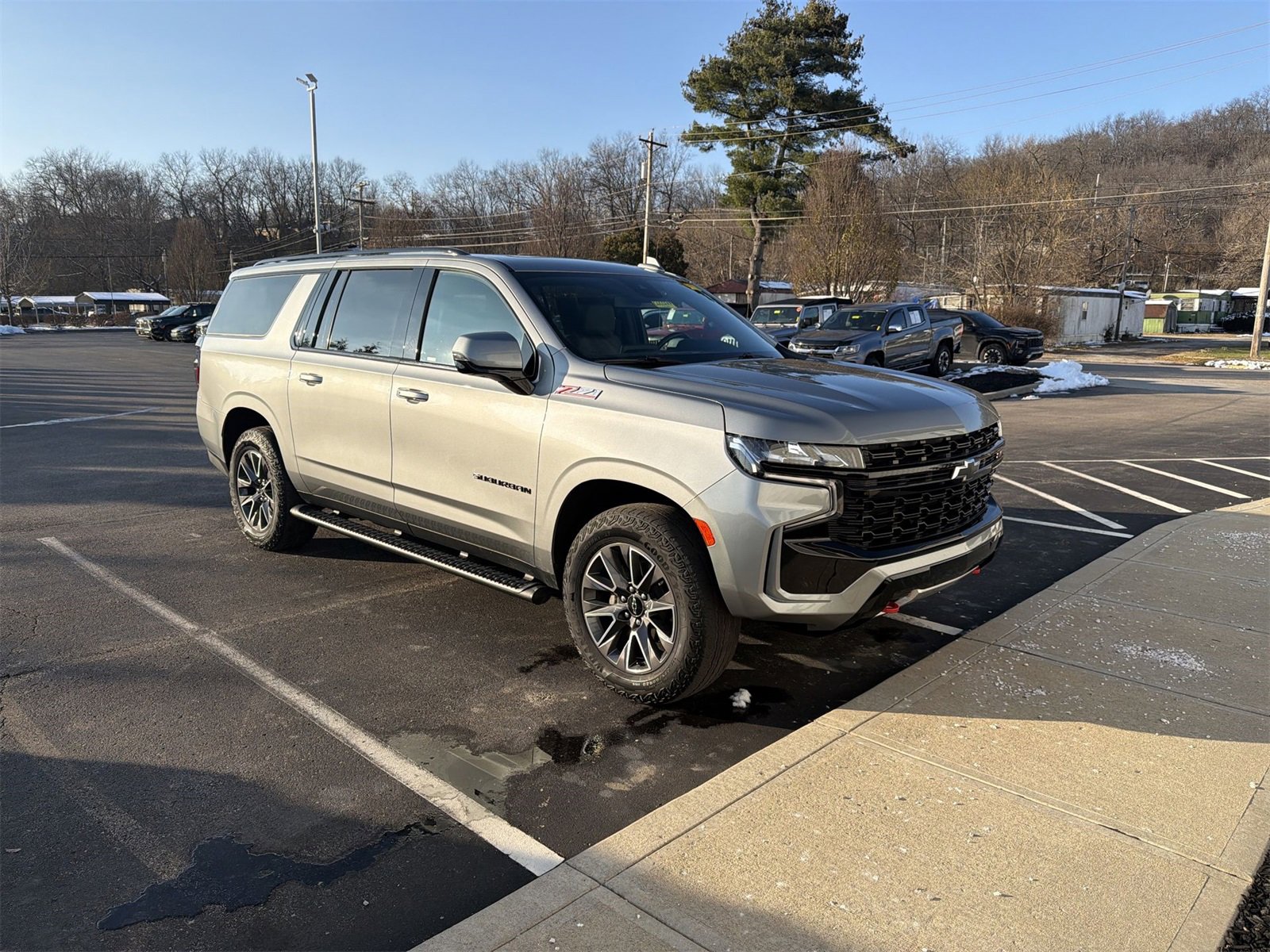 Used 2023 Chevrolet Suburban Z71 w/ Luxury Package image 2