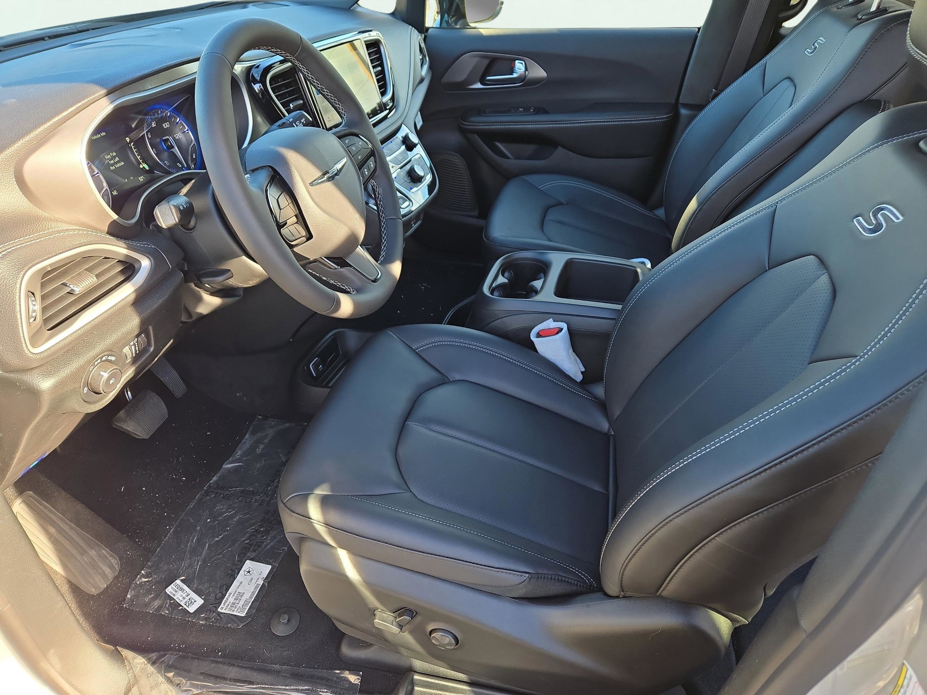 New 2026 Chrysler Pacifica Select w/ S Appearance Package image 15