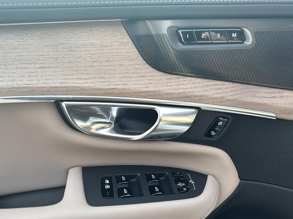 Used 2025 Volvo XC90 T8 Ultra image 17