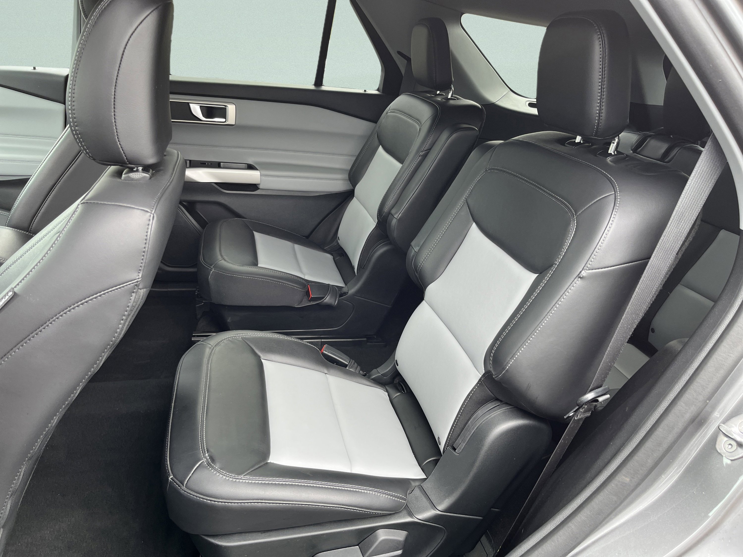 Used 2023 Ford Explorer XLT w/ Equipment Group 202A AWD/4WD image 29