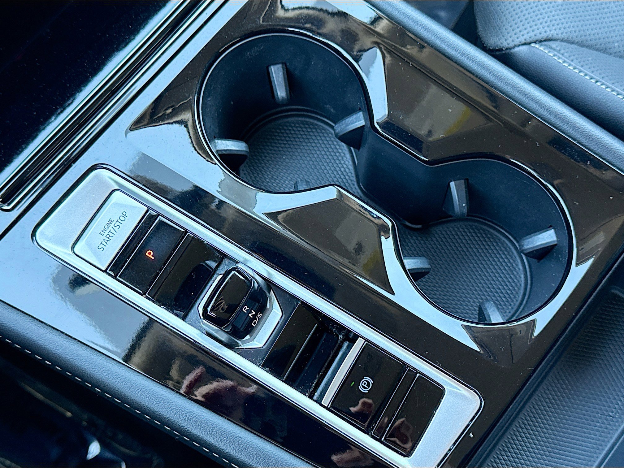 Used 2024 Volkswagen Atlas SE image 28