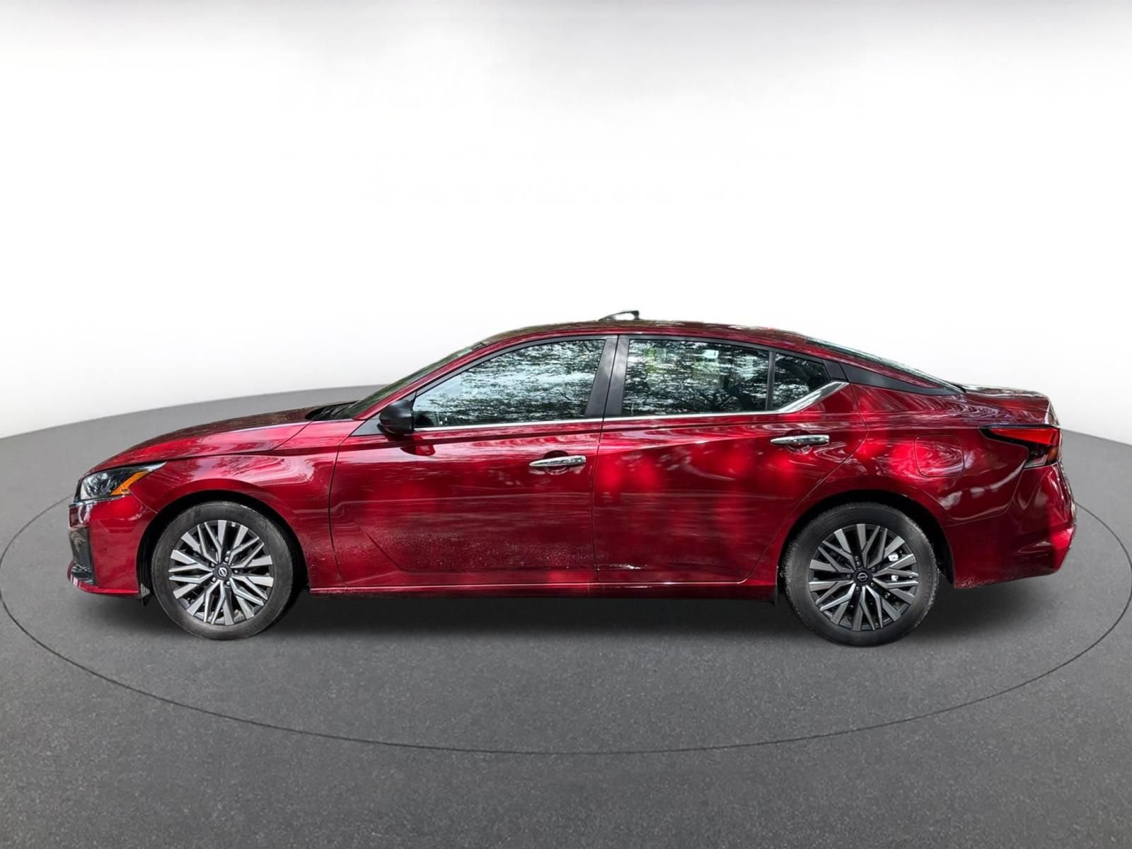 Used 2025 Nissan Altima 2.5 SV FWD image 4