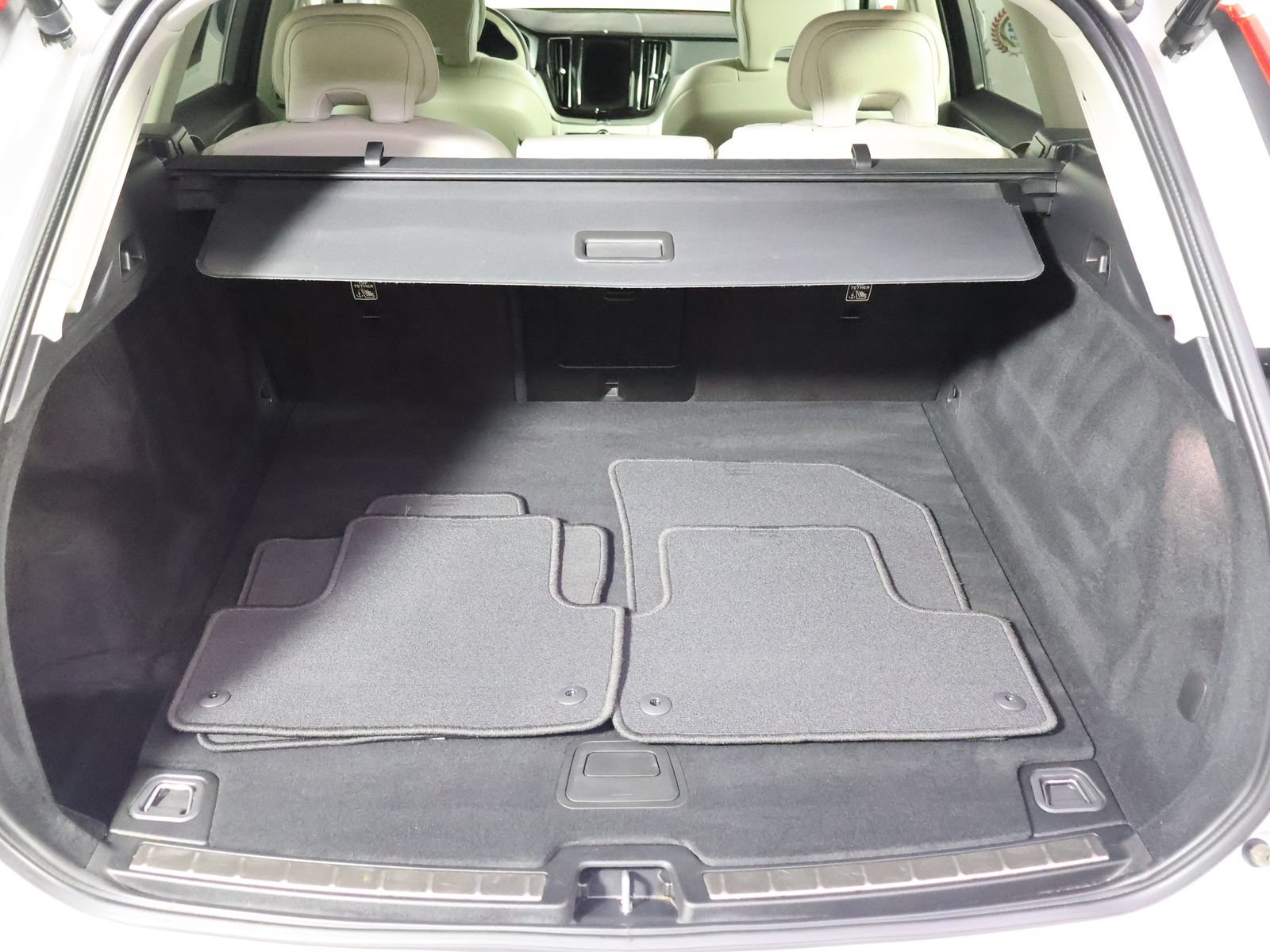 Used 2023 Volvo XC60 B5 Plus AWD/4WD image 12