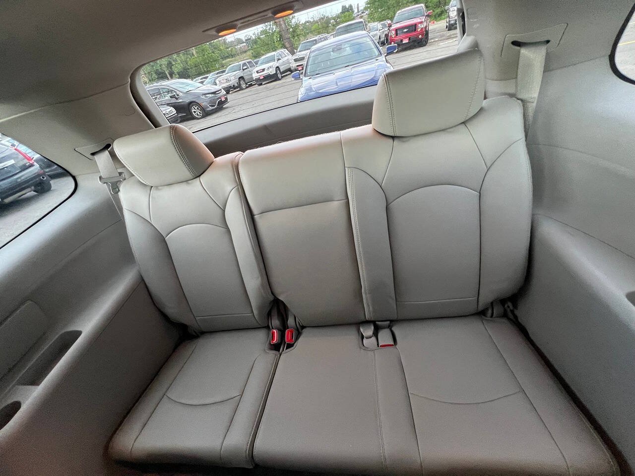 Used 2008 Saturn Outlook XR w/ Premium Trim Package FWD image 4