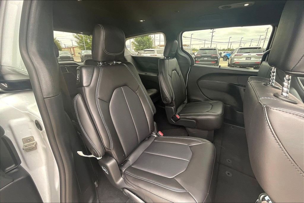 New 2026 Chrysler Pacifica Select FWD image 9