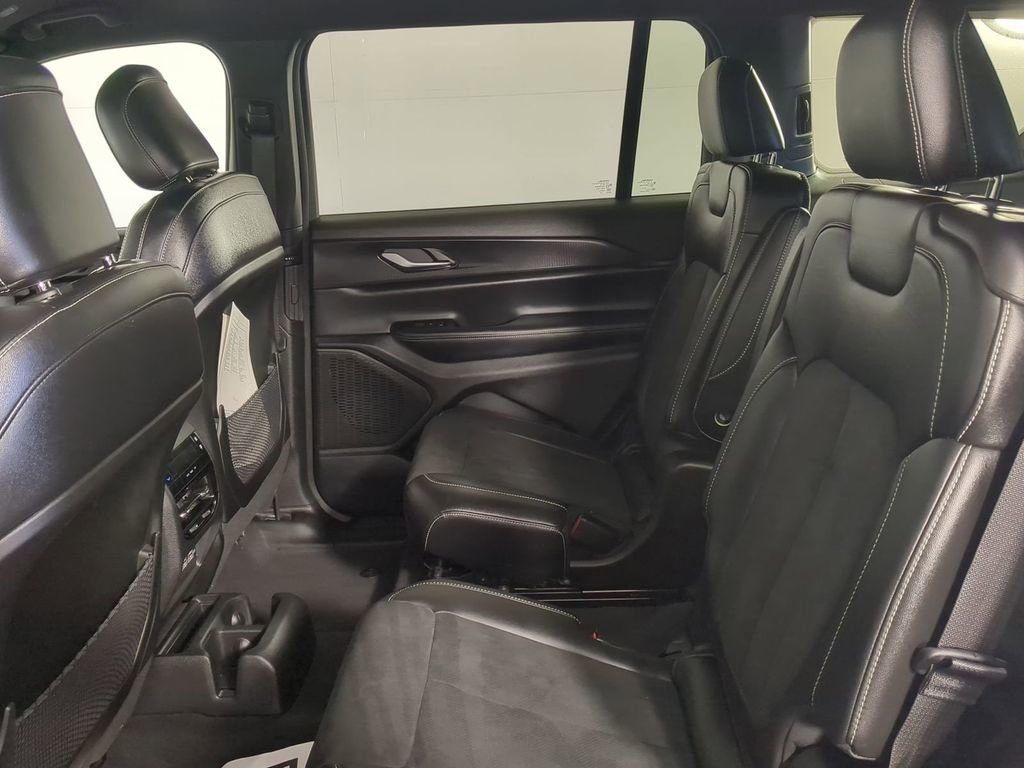 Used 2024 Jeep Grand Cherokee L Laredo image 16