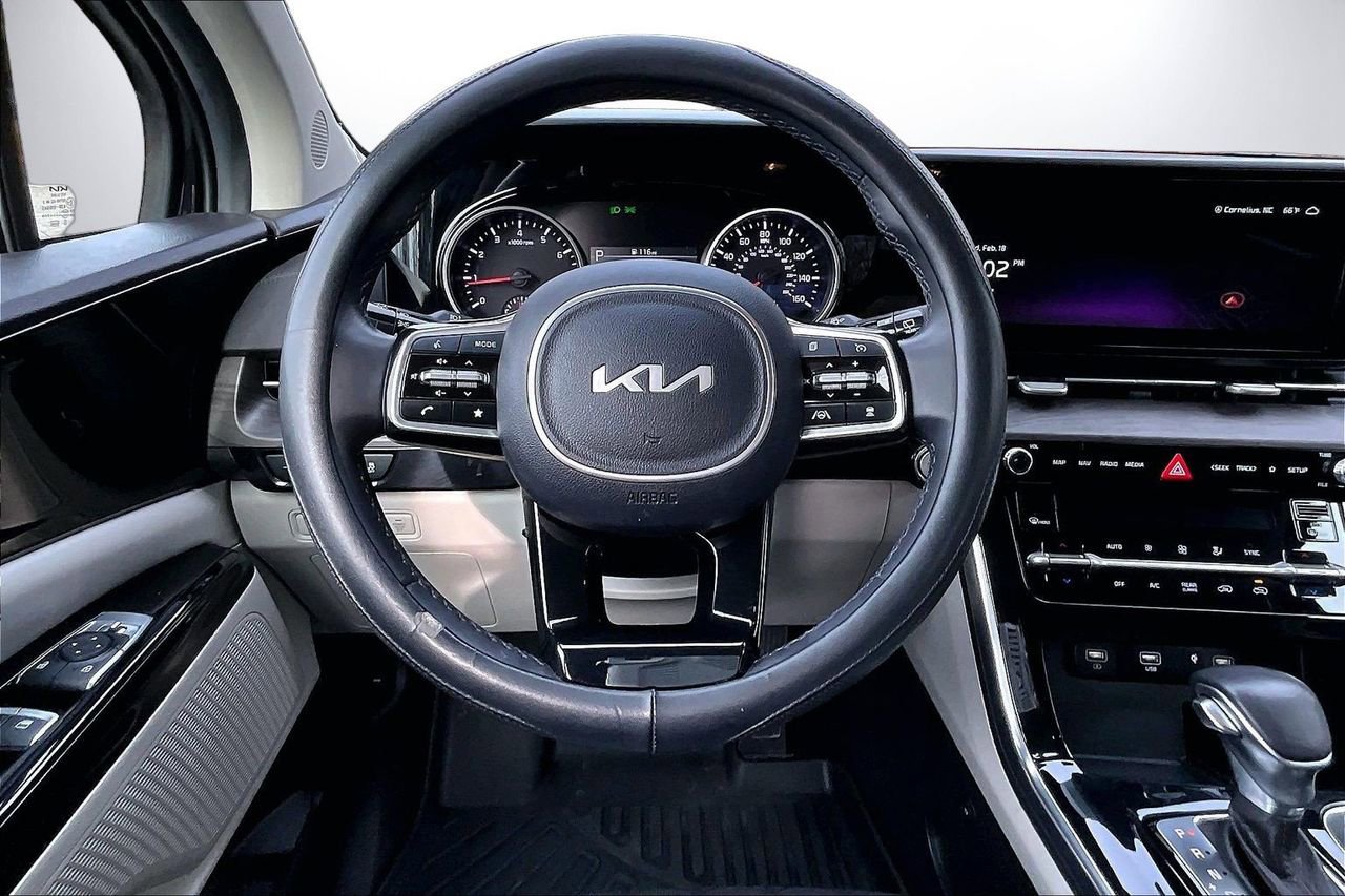 Used 2024 Kia Carnival EX image 11
