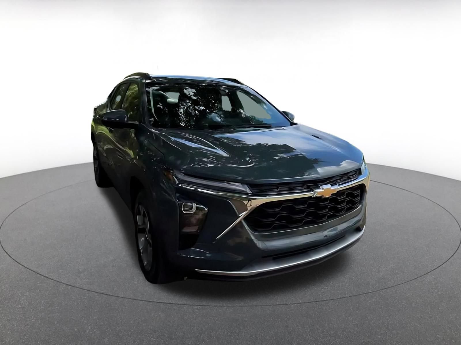 Used 2025 Chevrolet Trax LT w/ LT Convenience Package FWD image 3