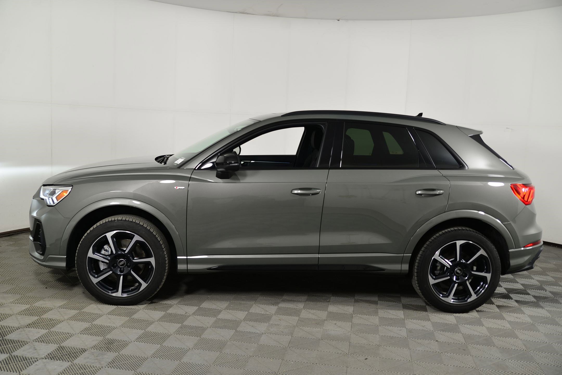 Used 2025 Audi Q3 2.0T Premium Plus image 2