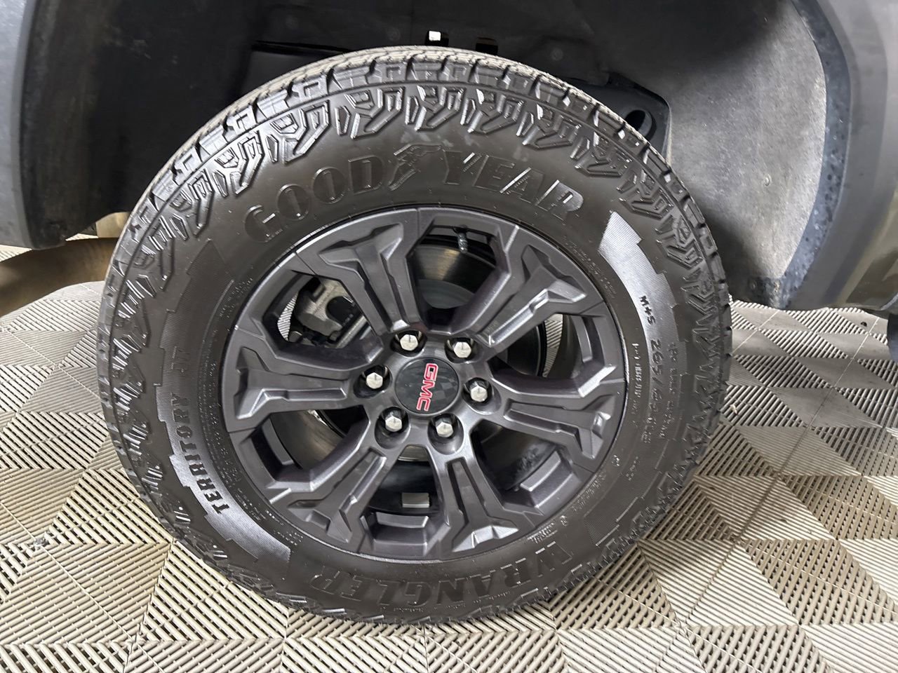 Used 2025 GMC Canyon Elevation image 30