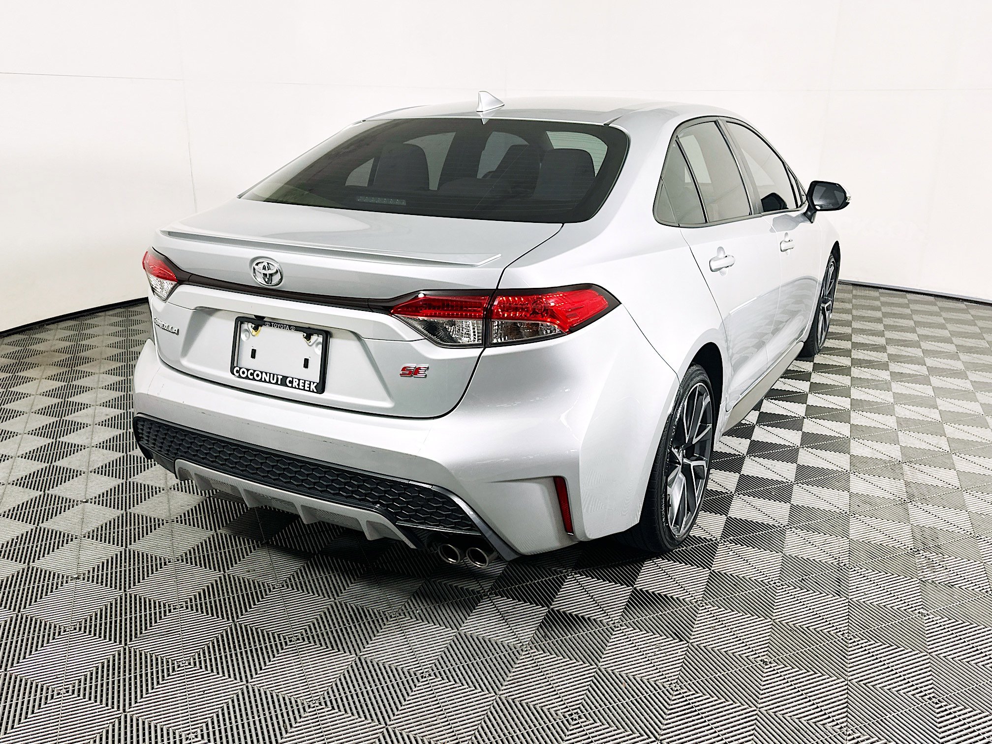 Used 2022 Toyota Corolla SE FWD image 3