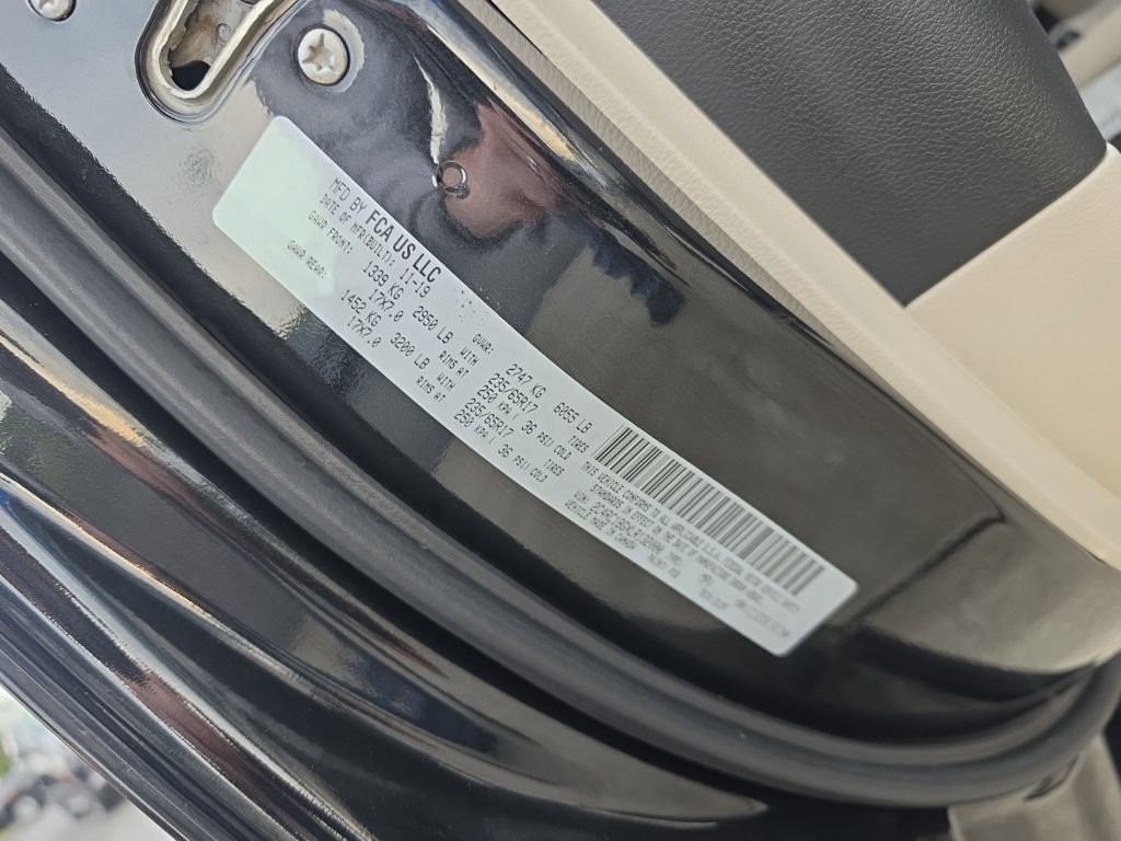 Used 2020 Chrysler Pacifica Touring-L FWD image 39