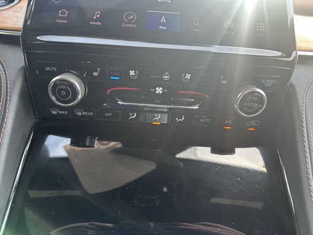 Used 2022 Jeep Grand Cherokee Summit AWD/4WD image 19