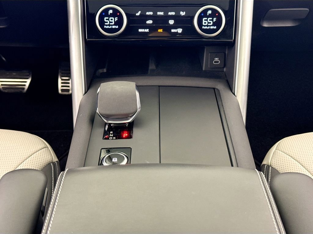 Used 2024 Land Rover Discovery Metropolitan Edition image 12