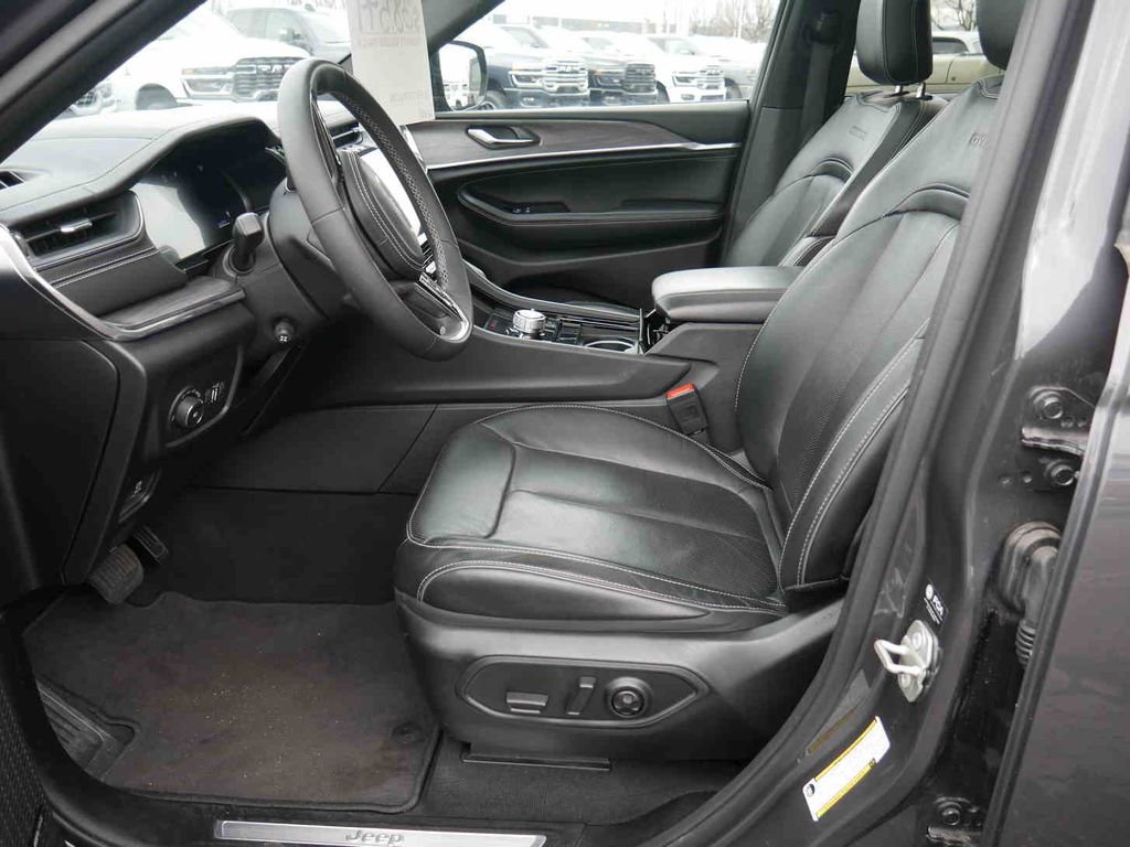 Used 2024 Jeep Grand Cherokee Overland image 25