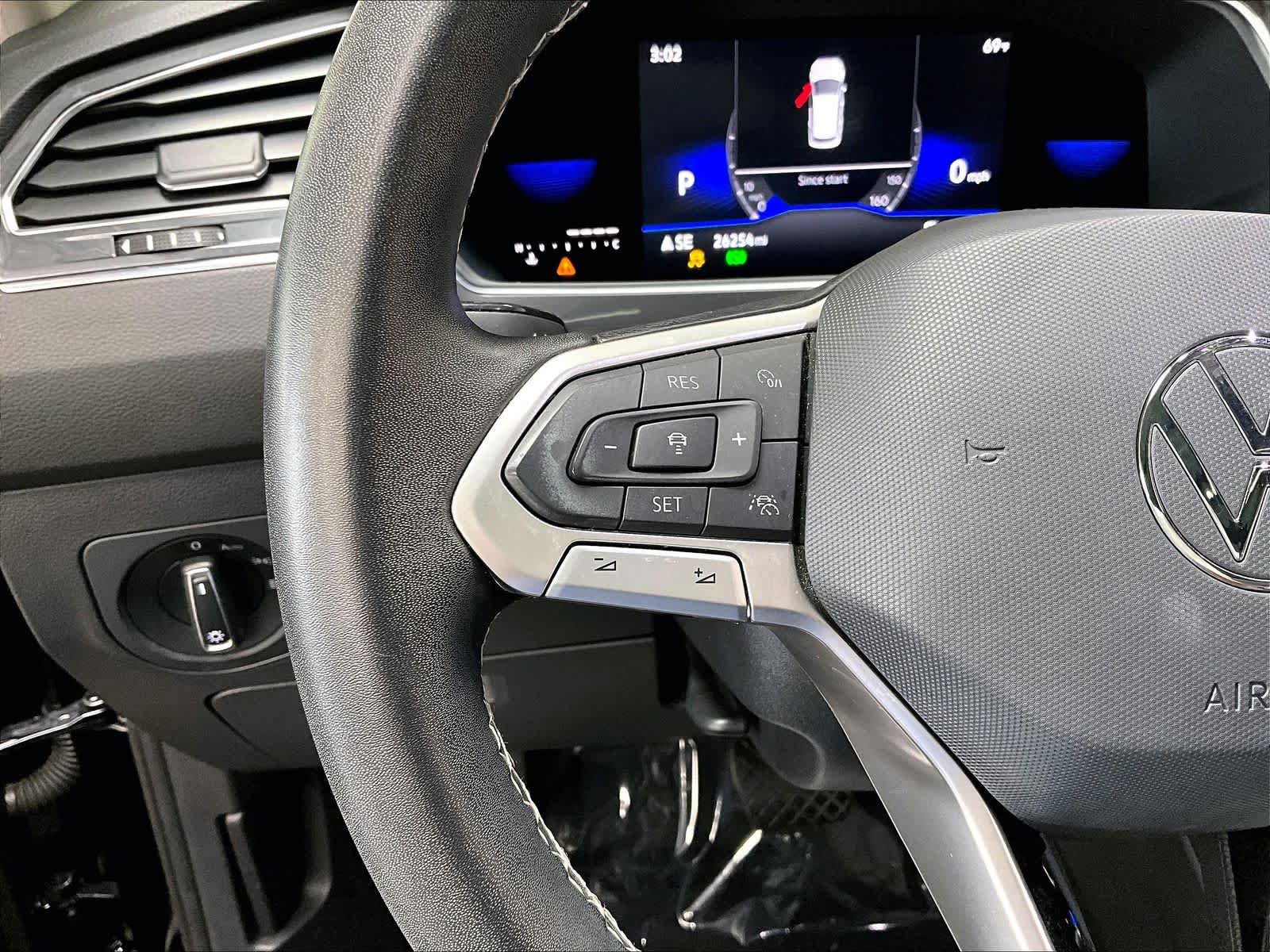 Used 2023 Volkswagen Tiguan SE w/ Panoramic Sunroof Package FWD image 21