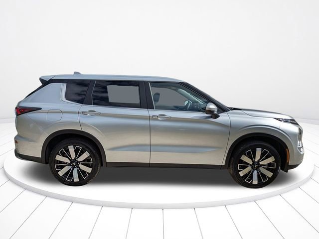 New 2026 Mitsubishi Outlander SE FWD image 3