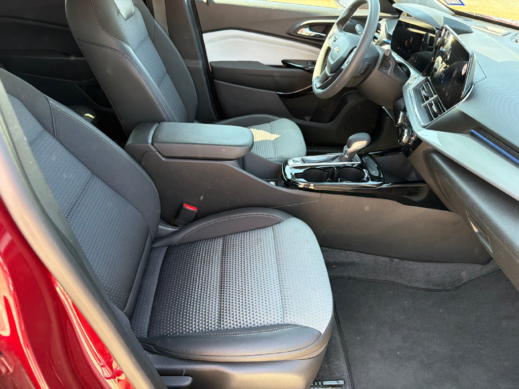 Used 2025 Chevrolet Trax LT FWD image 12