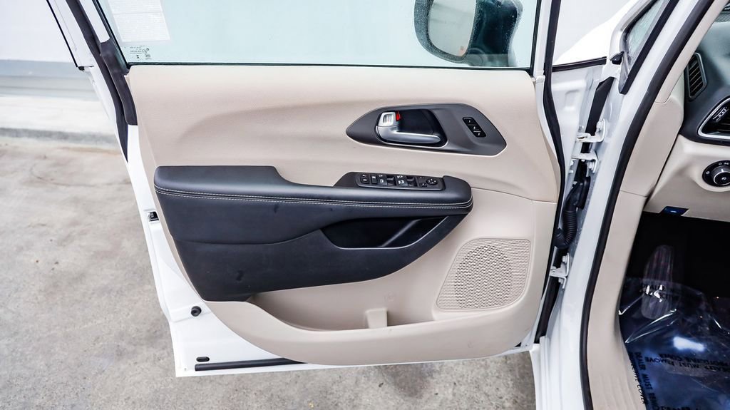 Certified 2024 Chrysler Pacifica Touring-L image 22