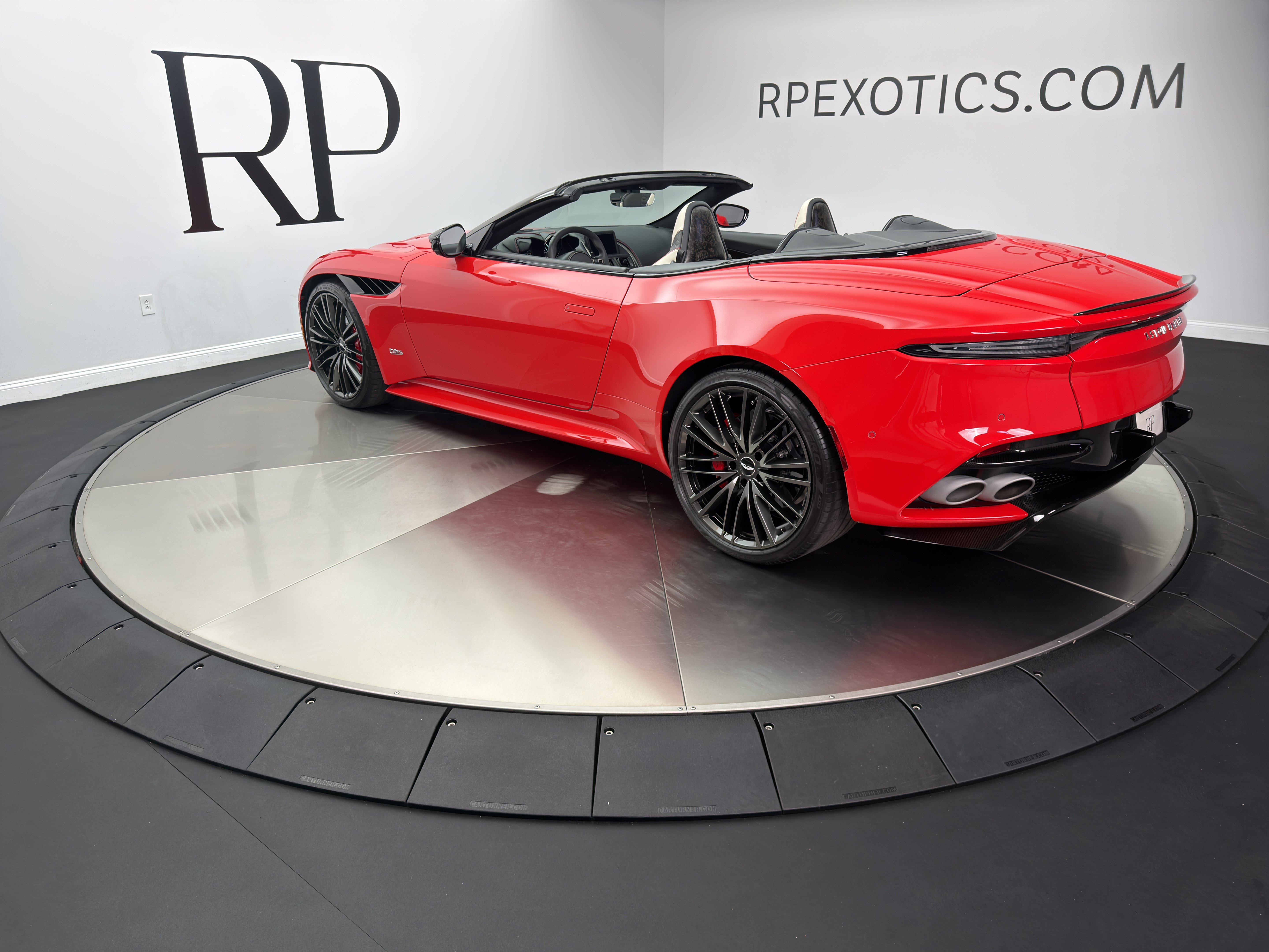 Used 2023 Aston Martin DBS Superleggera Volante RWD image 4