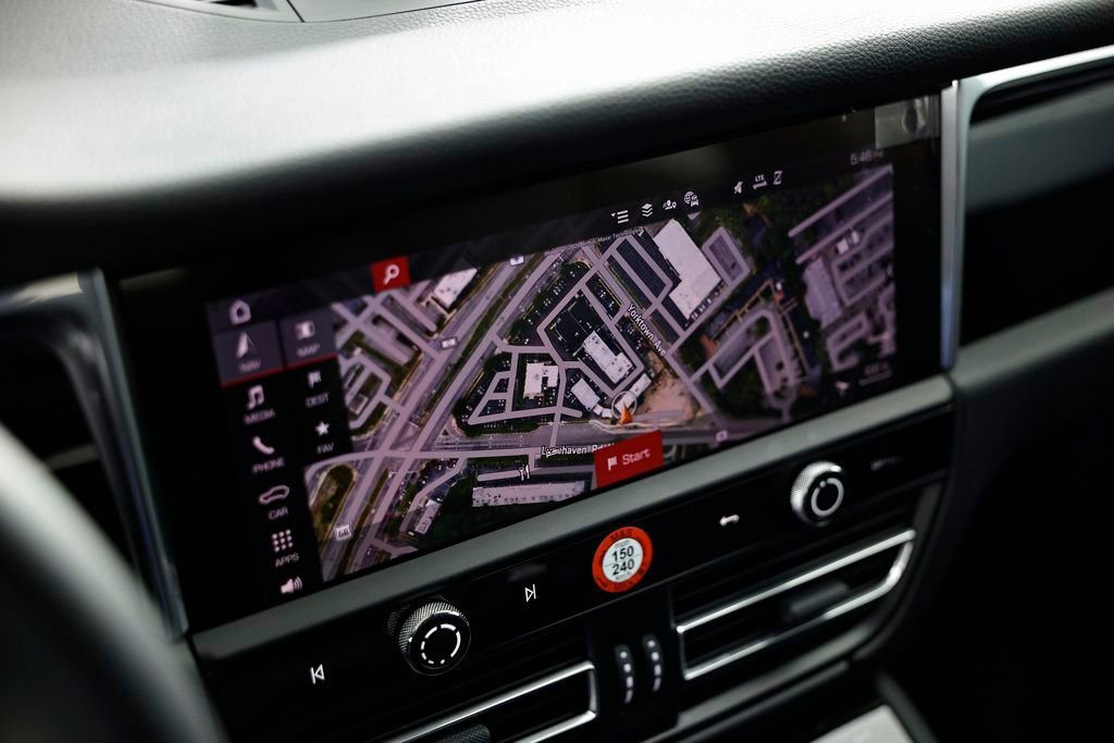 Certified 2025 Porsche Macan image 42