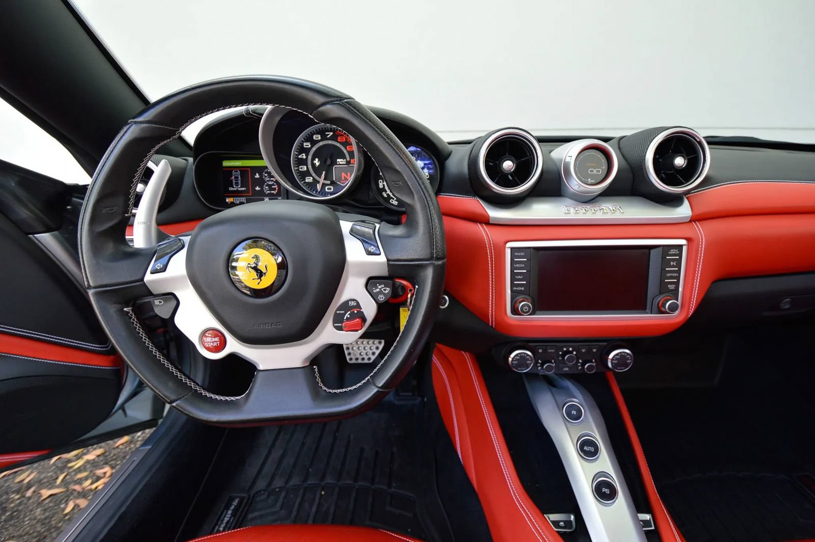 Used 2015 Ferrari California T RWD image 42