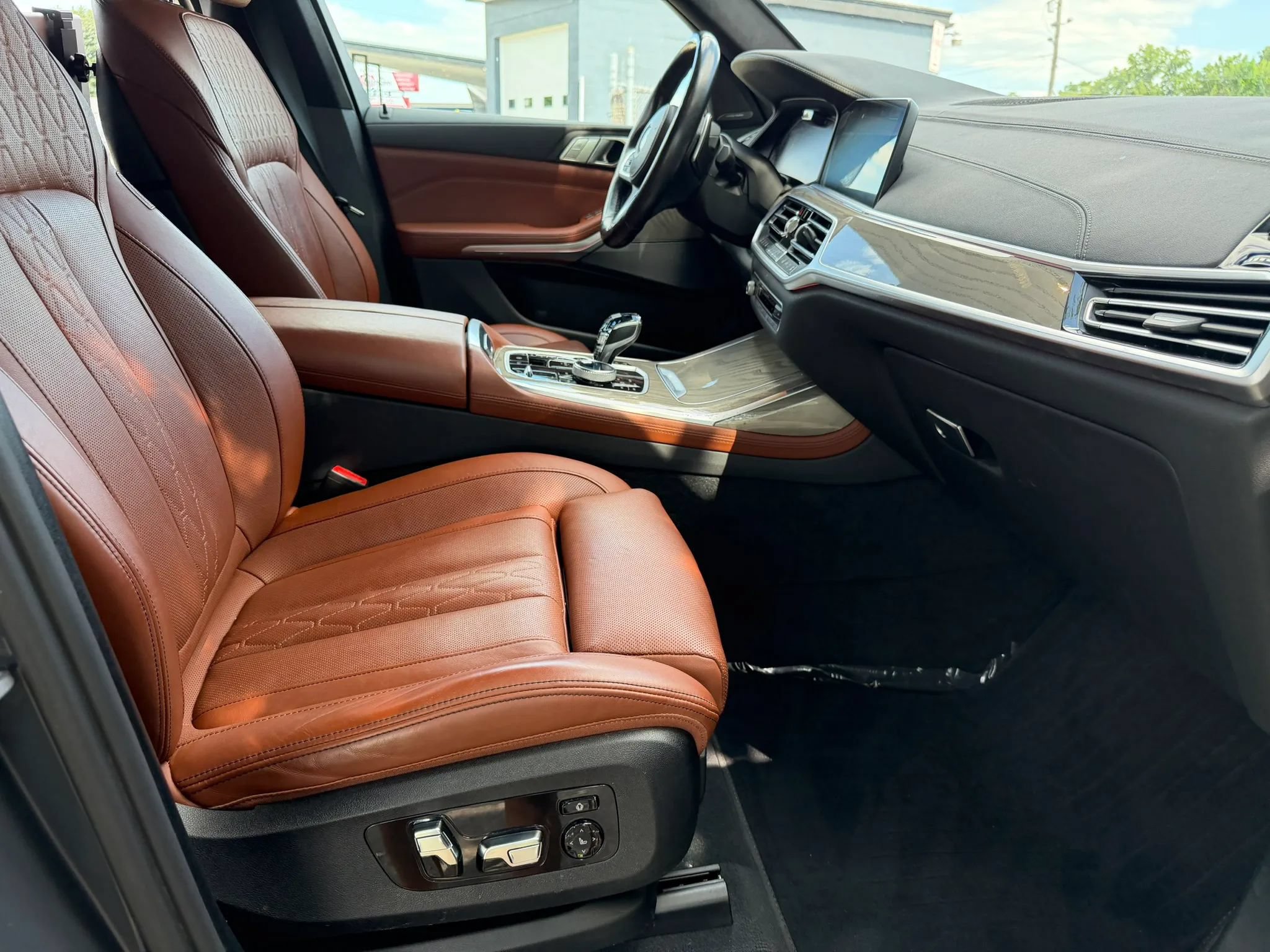 Used 2022 BMW X7 xDrive40i w/ M Sport Package AWD/4WD image 16