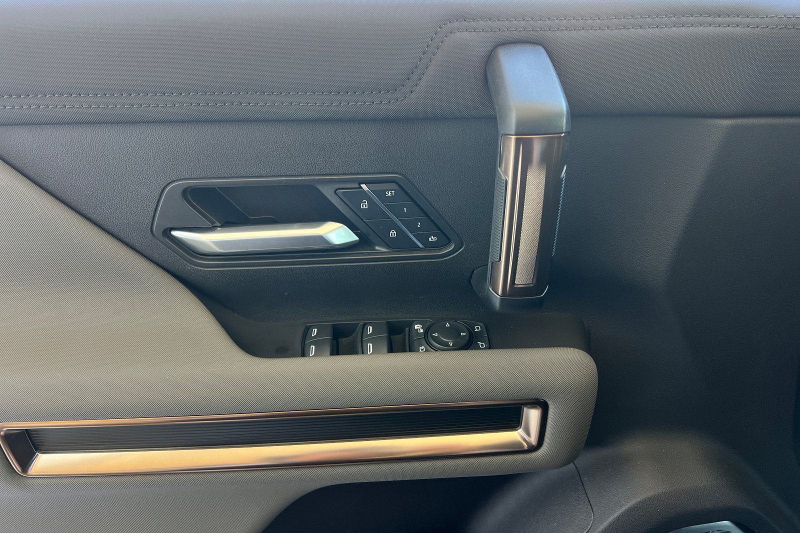 Used 2025 GMC Hummer EV 2X AWD/4WD image 14