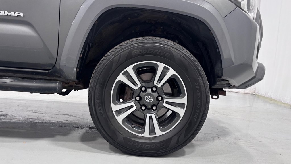 Used 2016 Toyota Tacoma TRD Sport AWD/4WD image 31