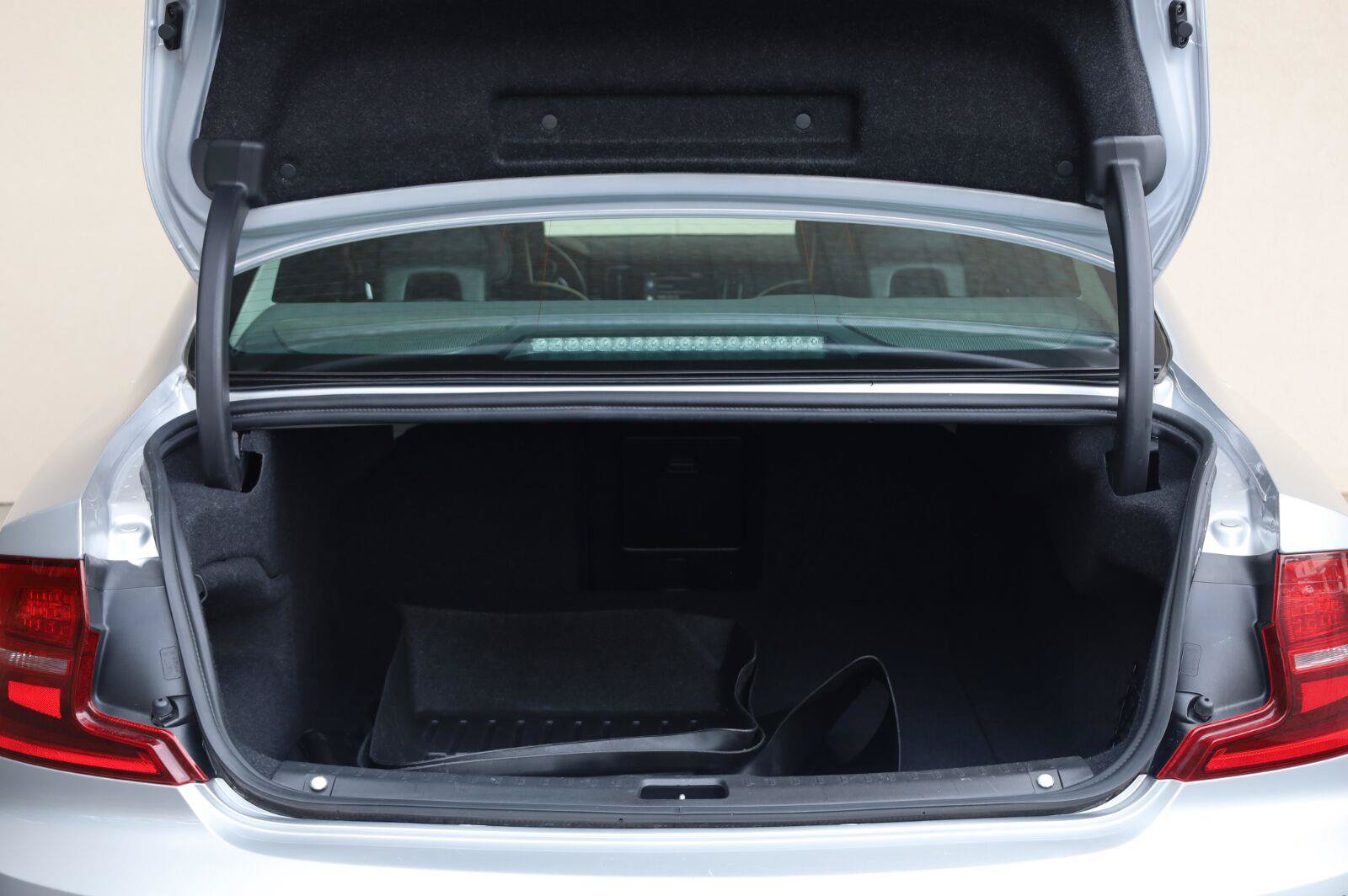 Used 2018 Volvo S90 T5 Momentum w/ Convenience Package FWD image 14
