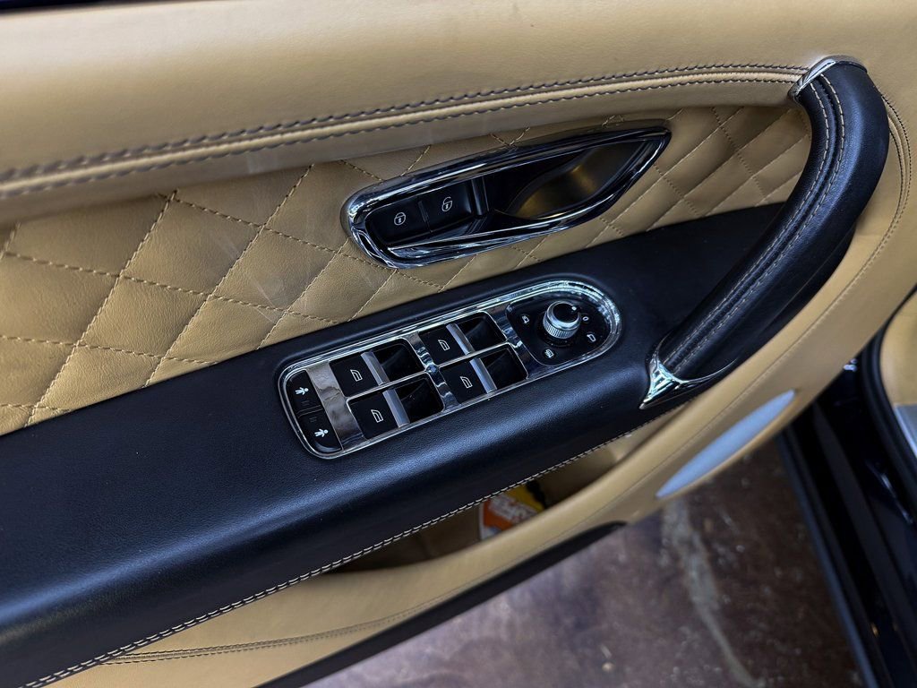 Used 2017 Bentley Bentayga image 11