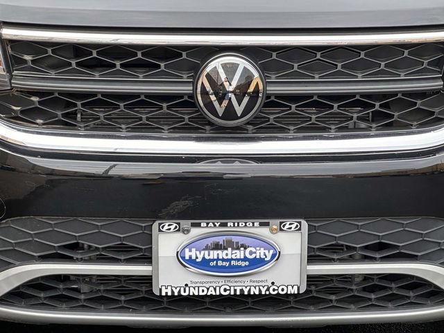 Used 2023 Volkswagen Taos SE w/ Panoramic Sunroof Package AWD/4WD image 11