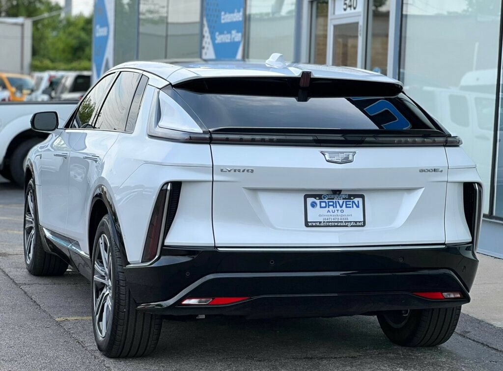Used 2024 Cadillac Lyriq Luxury AWD/4WD image 3