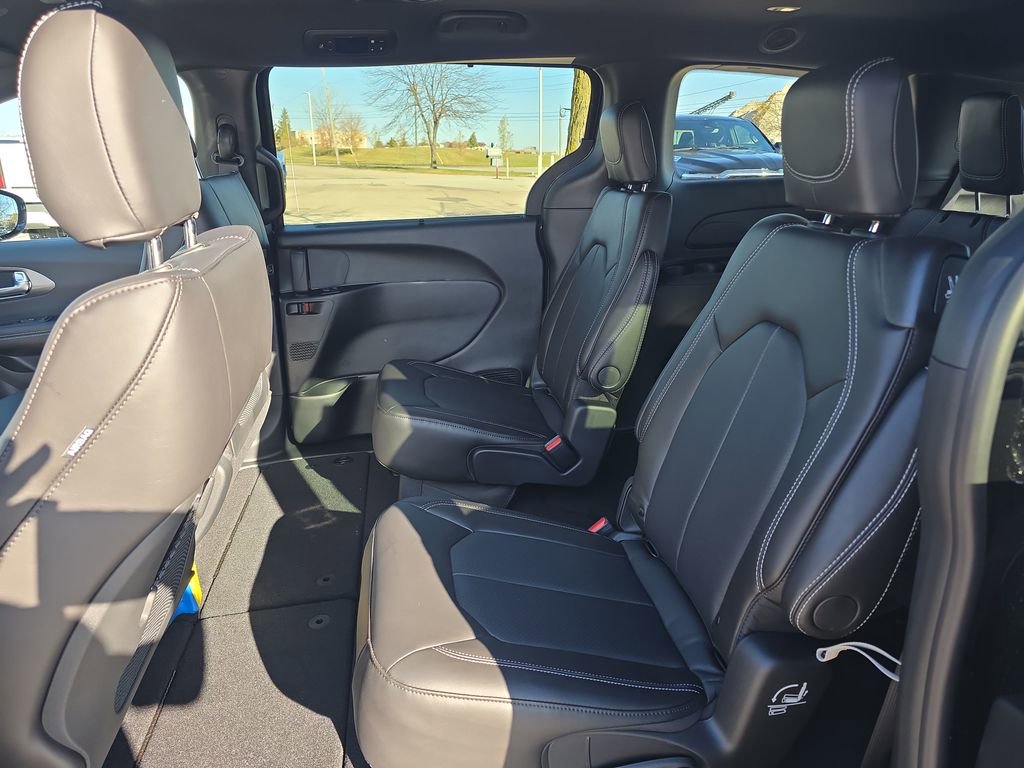 New 2026 Chrysler Pacifica Select image 9