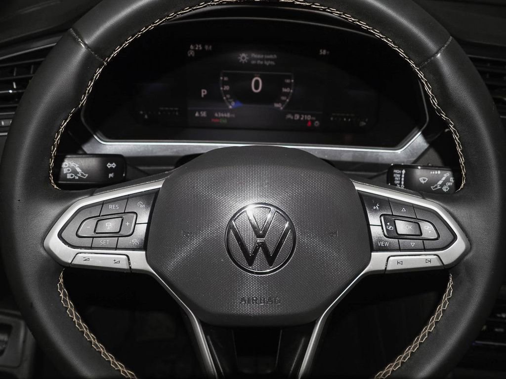Used 2022 Volkswagen Tiguan SE w/ Panoramic Sunroof Package image 25