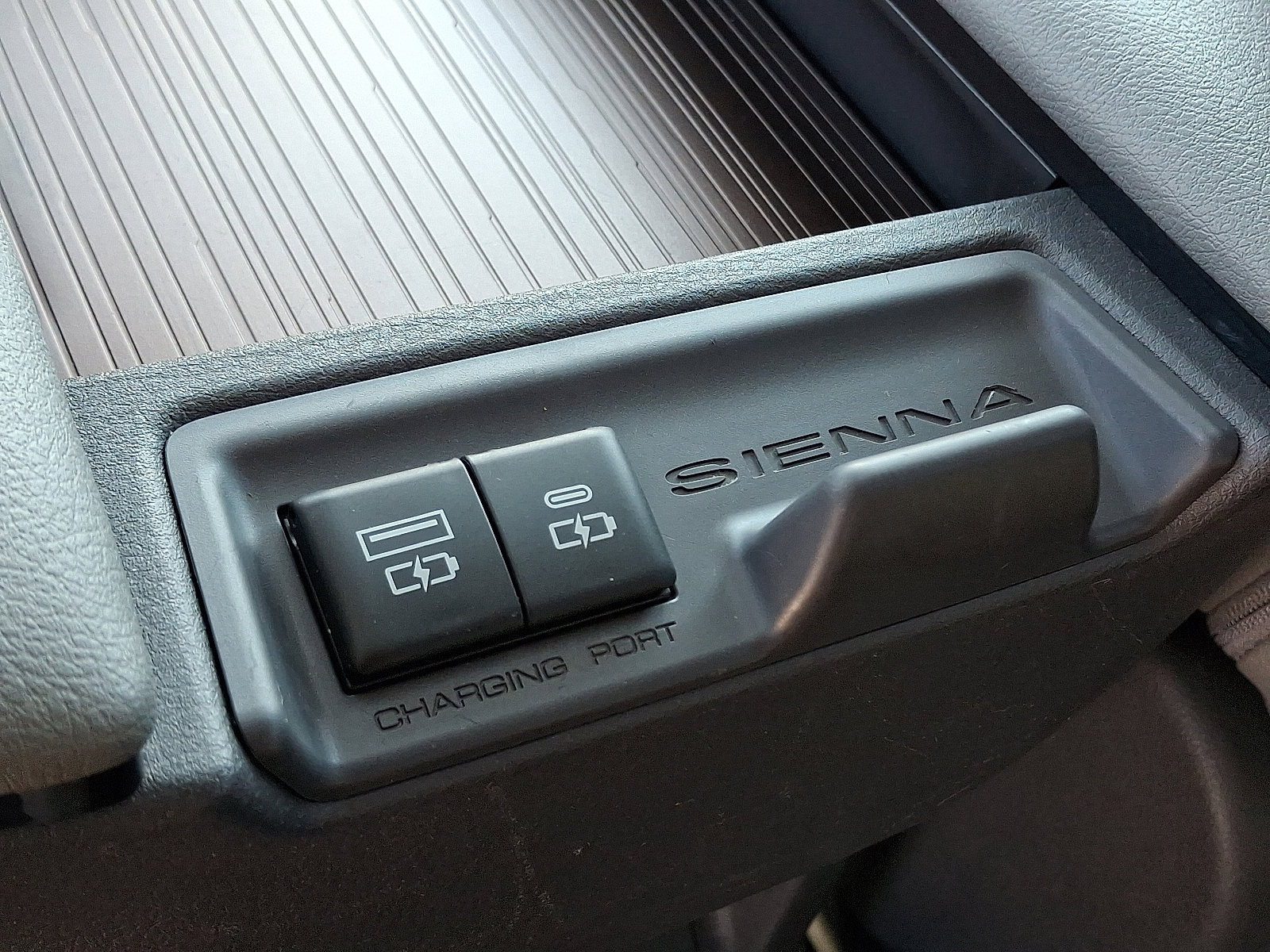 Used 2021 Toyota Sienna XLE image 12