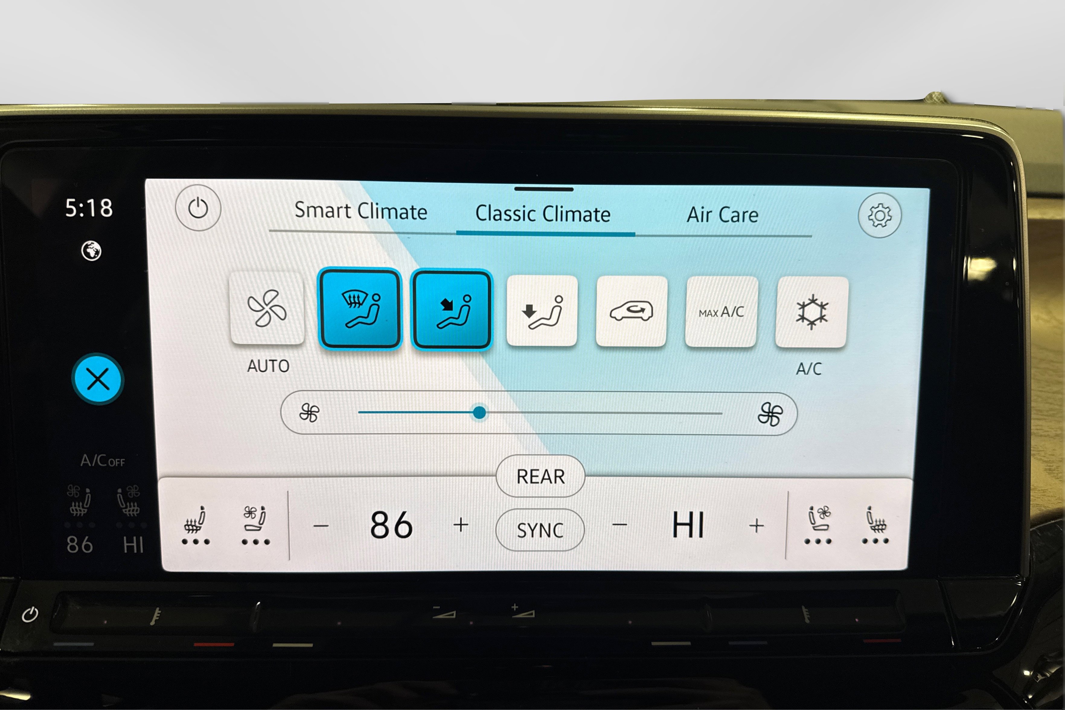 Used 2025 Volkswagen Atlas SE image 30