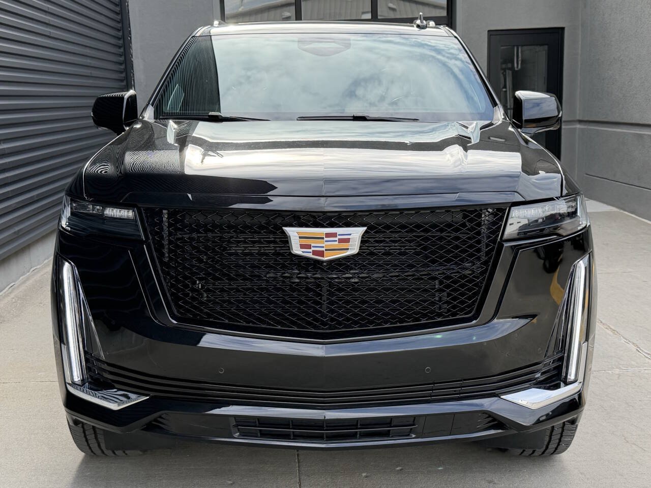 Used 2023 Cadillac Escalade ESV Sport Platinum w/ LPO, ONYX Package AWD/4WD image 4